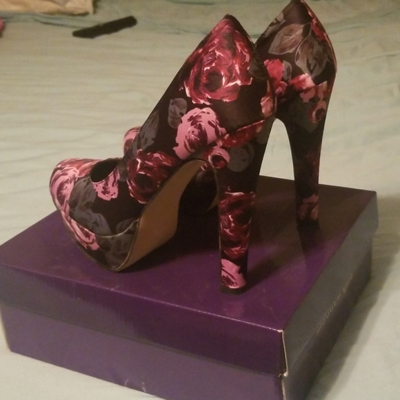 Heels - Picture 4 of 5